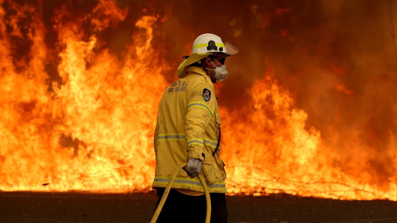 An out-of-control bushfire threatens Johns River on the NSW mid north coast. Picture Nathan Edwards.