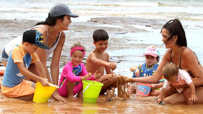 Chloe Mitchell and Channel Mitchell with children Izaiah Stockings, 6, Alegra Ribeiro, 4, Romen Robeiro, 7, Shaniah Stockings, 2, and one year old Giselle Robeiro enjoy the water. Photo: Martin Lange