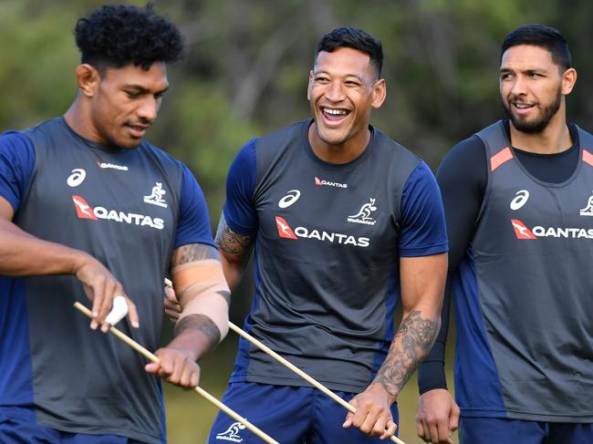 Israel Folau (centre) is seen with team mates during Wallabies training at Ballymore in Brisbane, Tuesday, June 5, 2018.  The Australian Wallabies are facing Ireland in the first test of a three game series on June 9 at Suncorp Stadium in Brisbane. ( AAP Image/Darren England) NO ARCHIVING