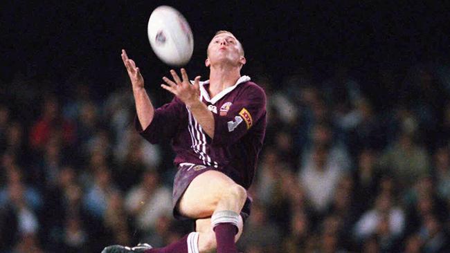 23/05/1998 PIRATE: Sport First State of Origin at SFS - May 22 1998 - Qld's Darren Lockyer leaps for a high ball - nrl action rugby league M7694897