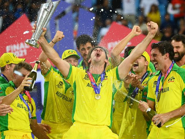 *APAC Sports Pictures of the Week - 2021, November 15* - DUBAI, UNITED ARAB EMIRATES - NOVEMBER 14: Mitchell Marsh of Australia poses with the ICC Men's T20 World Cup Trophy with his team mates following the ICC Men's T20 World Cup final match between New Zealand and Australia at Dubai International Stadium on November 14, 2021 in Dubai, United Arab Emirates. (Photo by Alex Davidson/Getty Images)