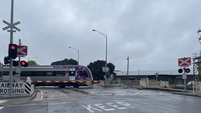 Ballarat's Lydiard St crossing with mechanical half boom barriers.