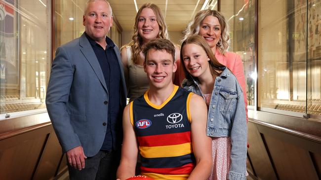 Riley Thilthorpe poses with his family.