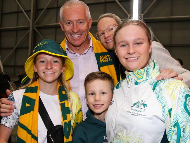 SYDNEY, AUSTRALIA : NewsWire Photos - SEPTEMBER 11 2024; Holly Warn Swimmer in the The Australian Paralympic Team is welcomed home from Paris by her family John Warn Dad, Marg Warn mum, Mark Warn, Jimmy Warn, Holly Warn during the welcome home ceremony in Sydney. Picture: NewsWire / Gaye Gerard