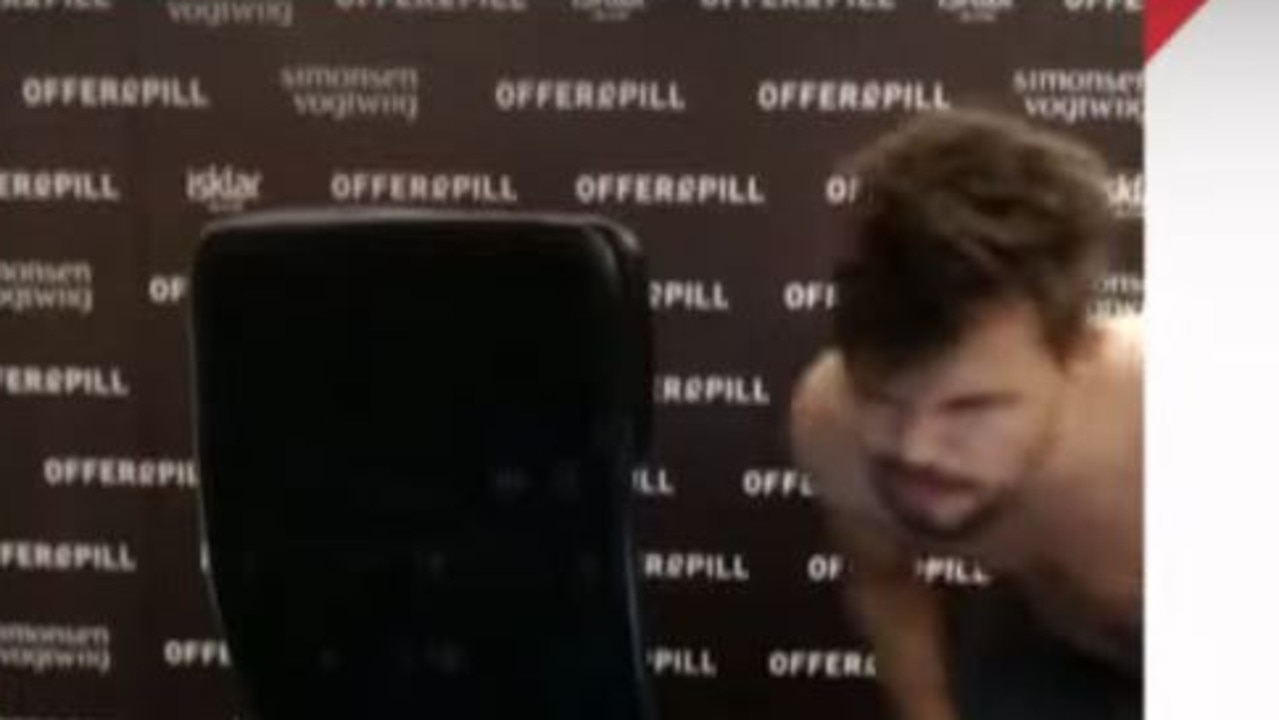 GMHikaru Highlights: World Chess Champion Magnus Carlsen walks into a Live  stream late, and shirtless