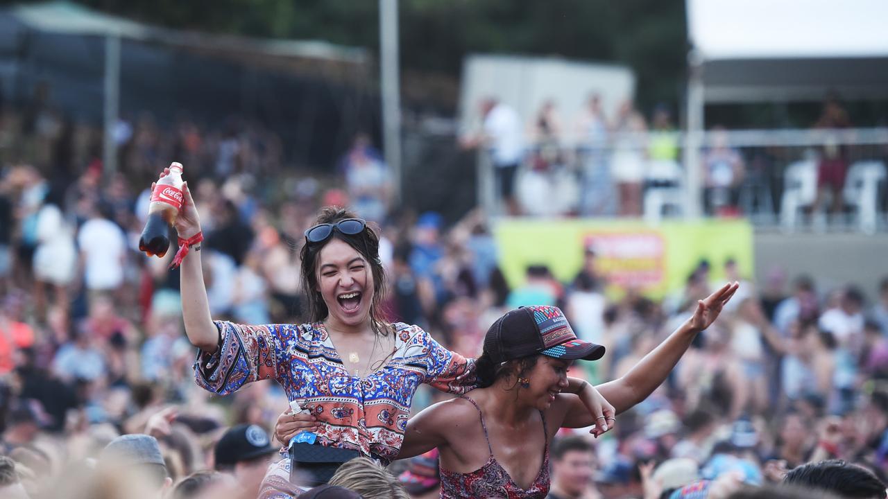 The crowd enjoys Illy at BASSINTHEGRASS 2015