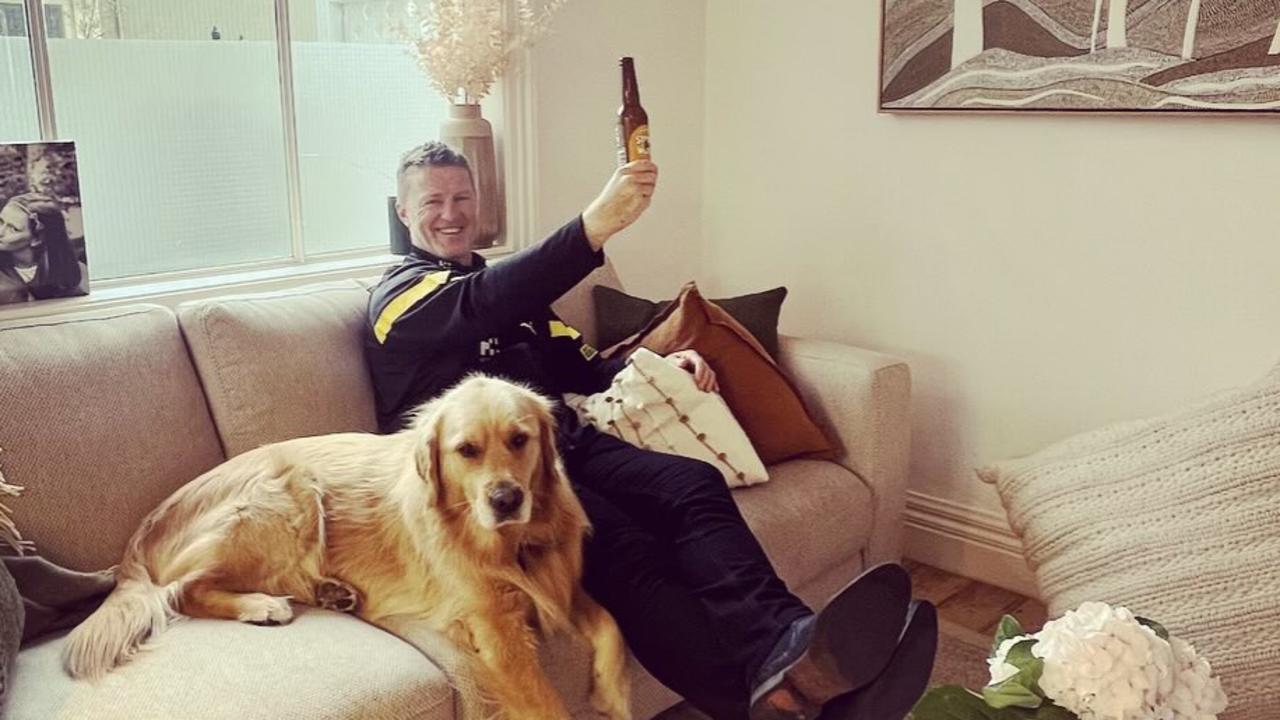 Damien Hardwick has been a picture of relaxation since quitting the Tigers. Photo: Twitter