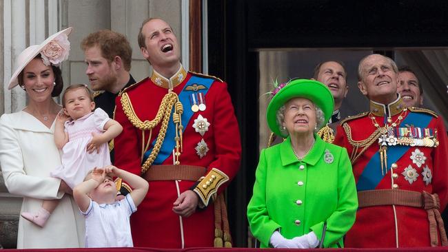 (L-R) Britain's Catherine, Duchess of Cambridge holding her daughter Princess Charlotte, Prince George, Britain's Prince William, Duke of Cambridge, Britain's Queen Elizabeth II and Prince Philip, Duke of Edinburgh stand on the balcony of Buckingham Palace to watch a fly-past of aircrafts by the Royal Air Force, in London on June 11, 2016.  Trooping The Colour and the fly-past are part of a weekend of events to celebrate the Queen's 90th birthday. / AFP PHOTO / JUSTIN TALLIS