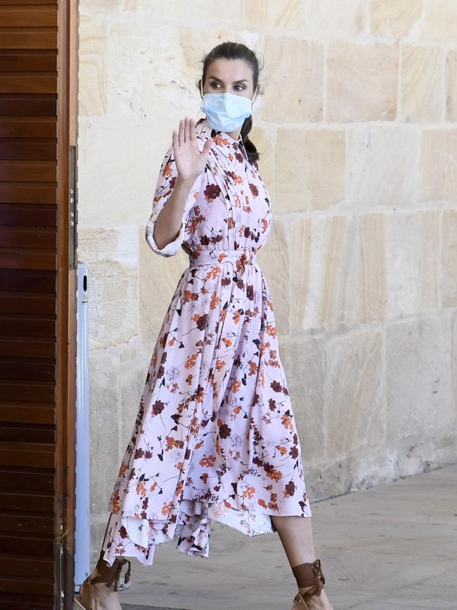 Queen Letizia of Spain wears a face mask during a visit to a cultural centre this month. (Photo: Getty Images)