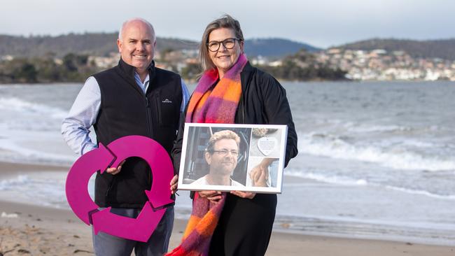 DonateLife Executive Officer Davin Hibberd with Vanessa Summers at Bellerive Beach and picture of her late brother Andrew Grundy. Picture: Linda Higginson