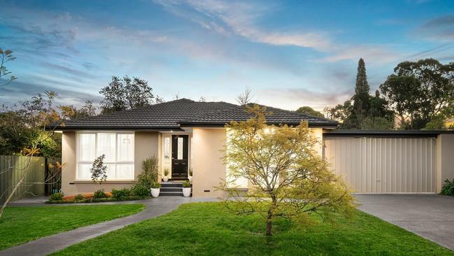 4 Ipswich Court, Wantirna, sold under the hammer for $1.58m.