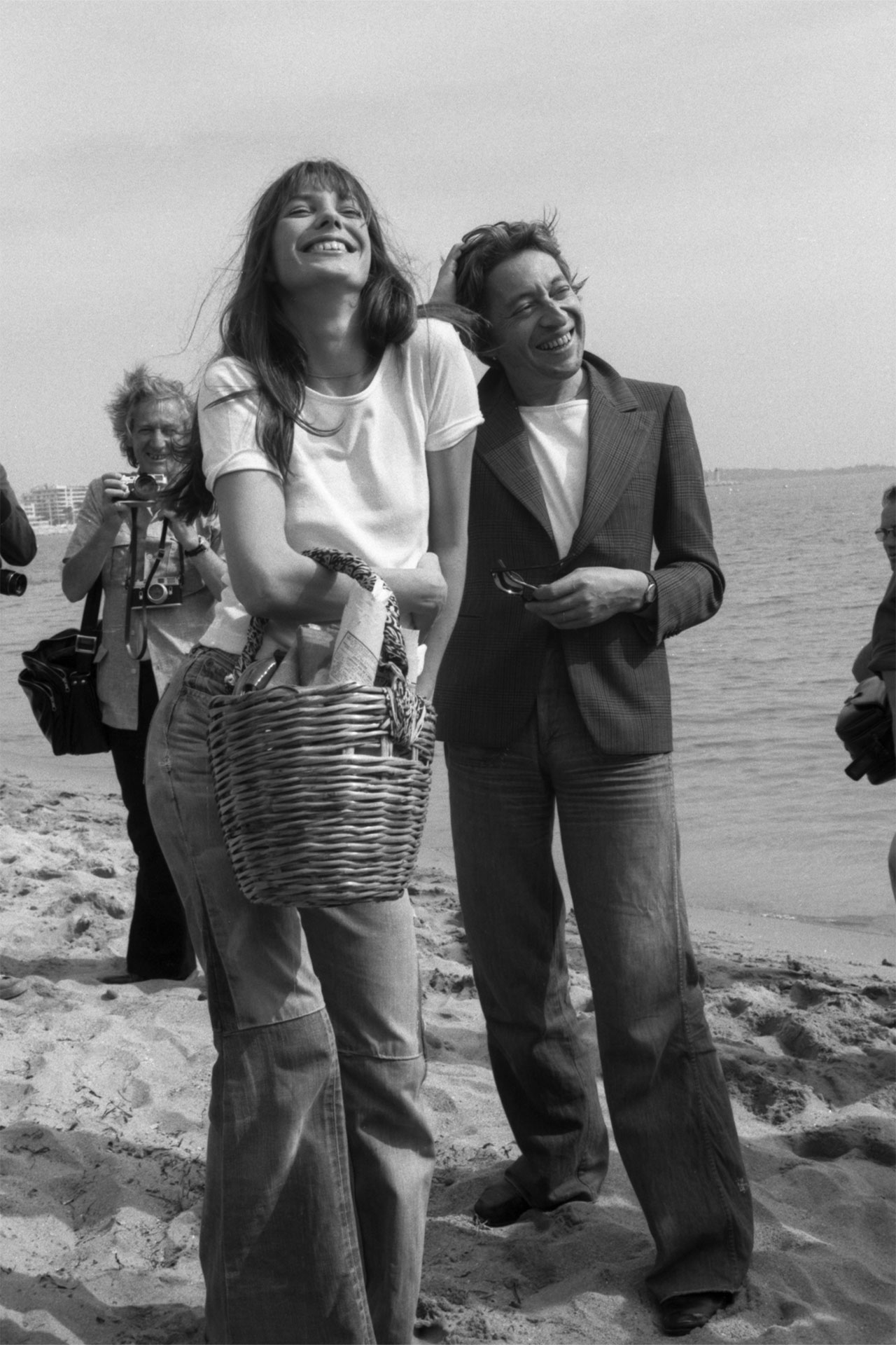 <p>At the beach in the 1970s wearing her classic jeans and t-shirt combo.</p>