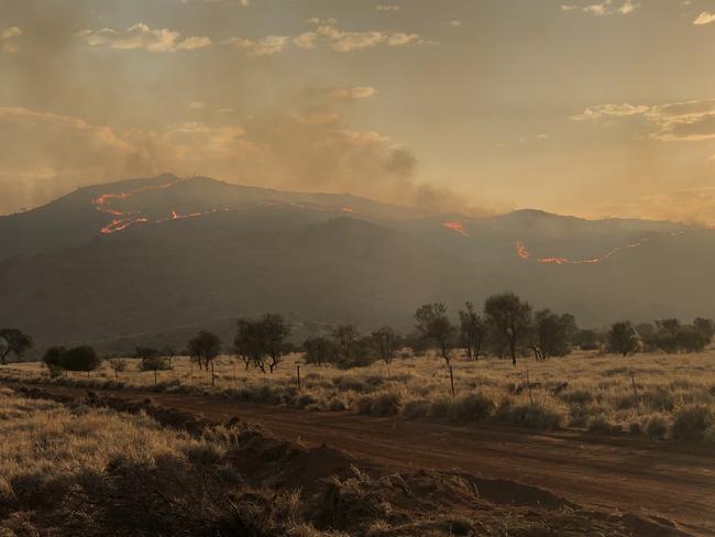The fire on the South Australian-Northern Territory border threaten communities at Umuwa. Picture: CFS