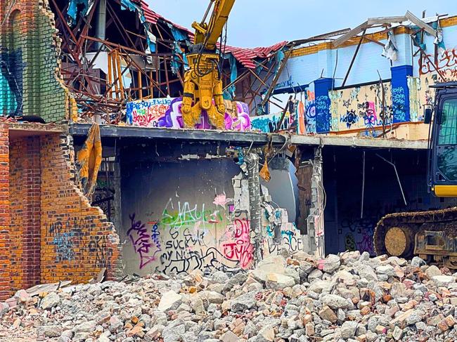 Demolition crews move in on infamous Pacific Mwy eyesore