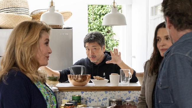 Kore-eda on set with Catherine Deneuve, Juliette Binoche and Ethan Hawke