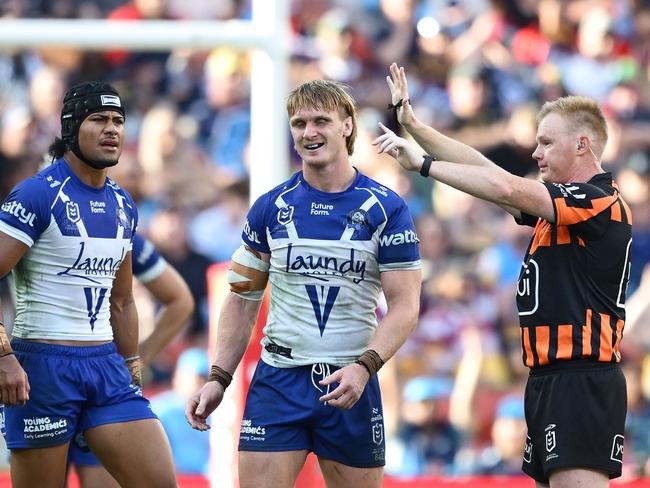BRISBANE, AUSTRALIA - MAY 04: Referee Todd Smith sends Jacob Preston of the Bulldogs to the sin-bin during the round nine NRL match between the Gold Coast Titans and Canterbury Bulldogs at Suncorp Stadium on May 04, 2025, in Brisbane, Australia. (Photo by Hannah Peters/Getty Images)