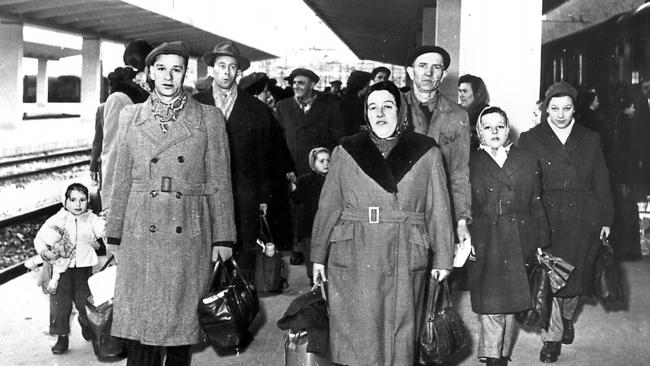 Jewish refugees fleeing Europe at end of WWII arrive in Australia in the mid to late 1940s. Picture: National Library of Australia.