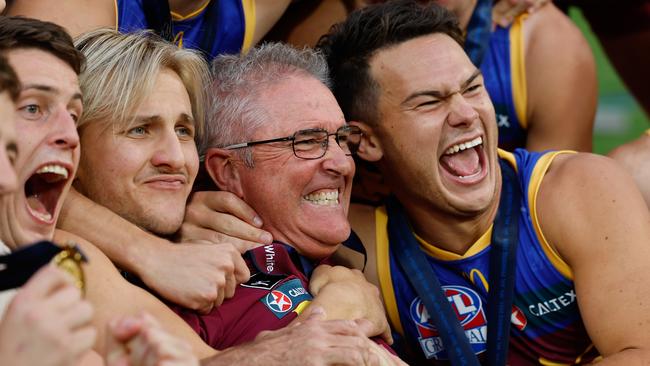 Chris Fagan with his players. Picture: Dylan Burns/AFL Photos via Getty Images