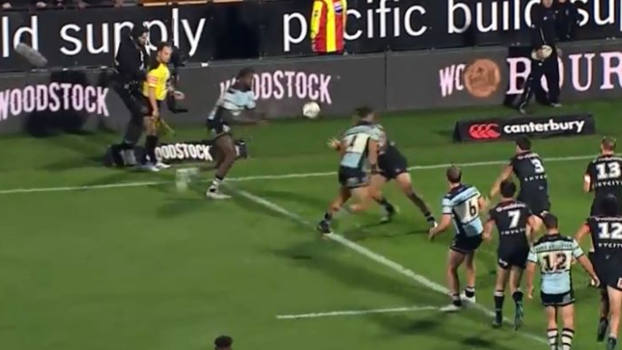 Sharks beat the Warriors off this forward pass.