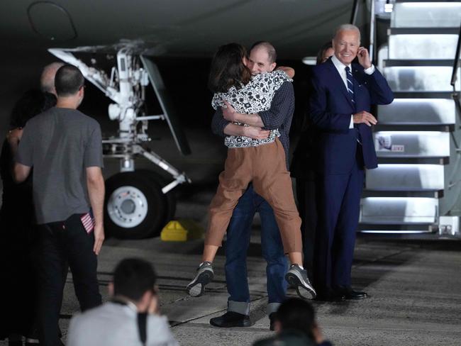 JOINT BASE ANDREWS, MARYLAND - AUGUST 1: Evan Gershkovich greets his mother Ella Milman after he arrived back in the United States as U.S. President Joe Biden looks on on August 1, 2024 at Joint Base Andrews, Maryland. Their release, negotiated as part of a 24-person prisoner exchange with Russia that involved at least six countries, is the largest prisoner exchange in post-Soviet history.   Andrew Harnik/Getty Images/AFP (Photo by Andrew Harnik / GETTY IMAGES NORTH AMERICA / Getty Images via AFP)