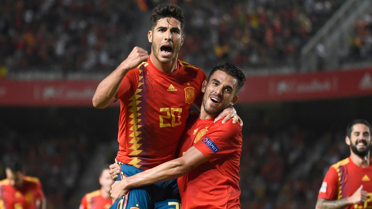 Arsenal are hoping Spain’s Dani Ceballos (R) can lift trophies as easily as teammates. (Photo by JOSE JORDAN / AFP)