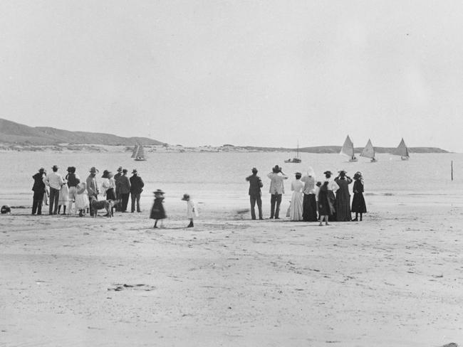 Boat races off Fisherman's beach 1896 State Library of Qld