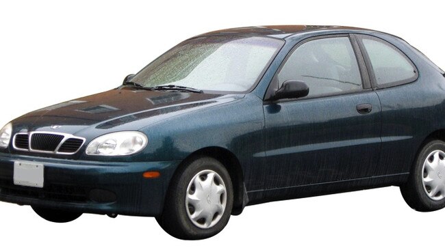 Front of a similar 2000 model green Daewoo Lanos Hatch.