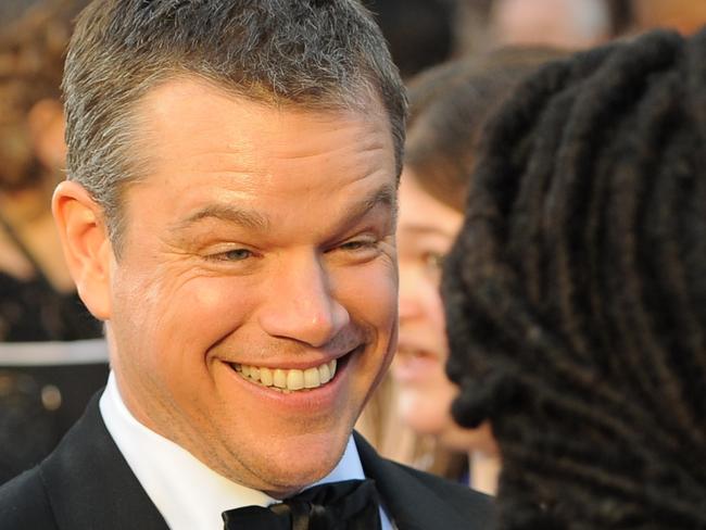 Actor Matt Damon (L) speaks with Whoopi Goldberg on the red carpet for the 88th Oscars on February 28, 2016 in Hollywood, California. AFP PHOTO / ANGELA WEISS