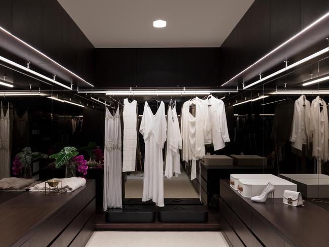 Dress like a model with this dressing room.