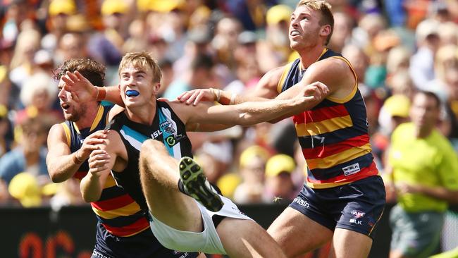 Dougal Howard of the Power kicks a fabulous goal over his head. Picture: Morne de Klerk (Getty Images)