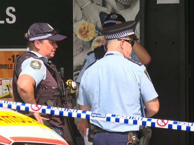 Police in Railway Parade in Glenfield. Must Credit: TNV