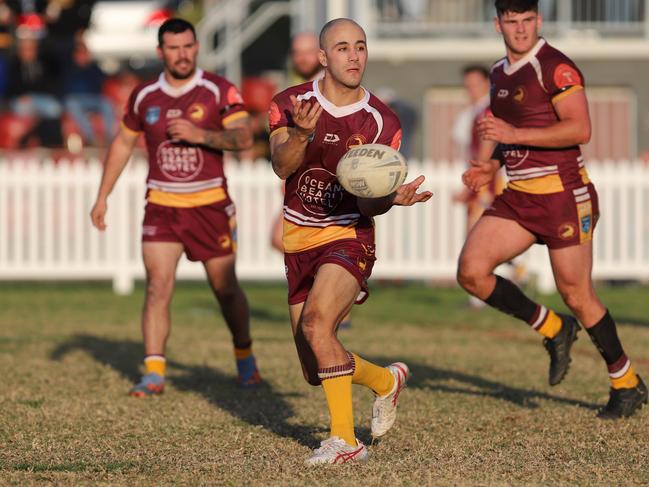 Sharks winger Eze Harper passes to a teammate. Picture: Steve Montgomery/Ourfootyteam