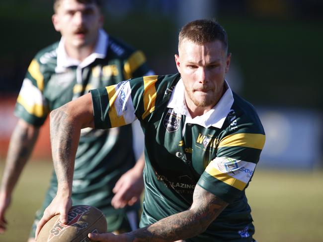 EtonLindsay prepares to pass for Windsor. Picture Warren Gannon Photography