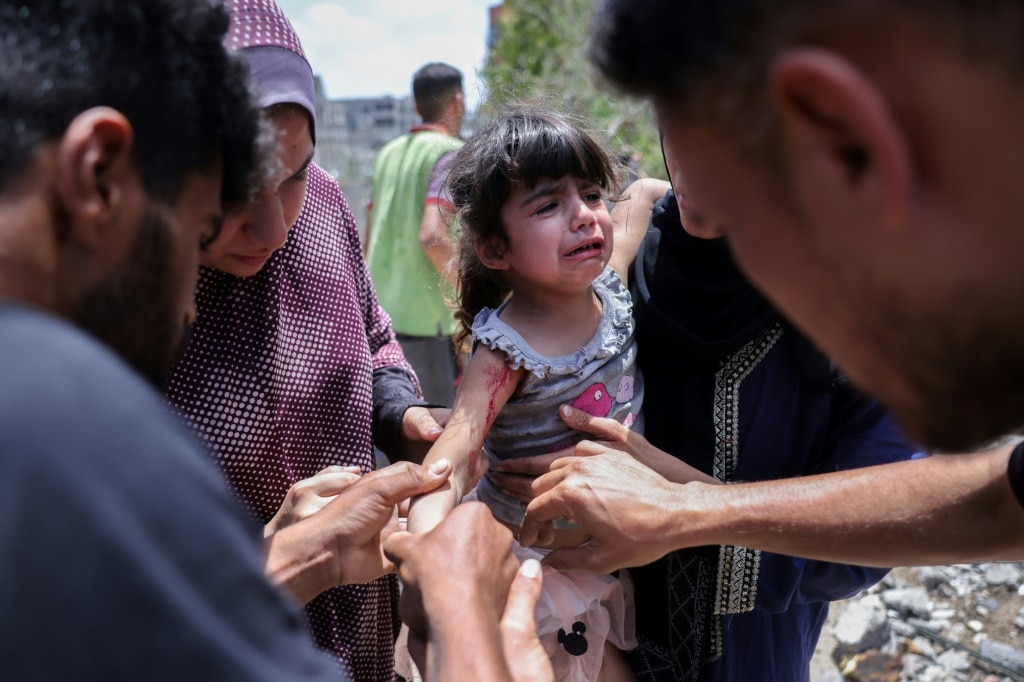 Thousands rush into new aid distribution centre in south Gaza