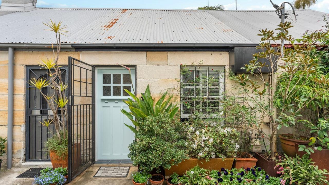 8 Mcelhone Place, Surry Hills had a $950k guide.