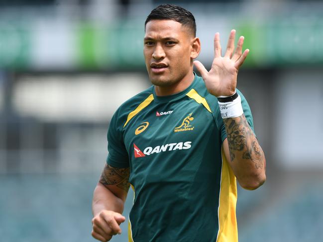 Israel Folau of the Wallabies waves to the crowd as he runs onto the pitch before the rugby match between Australia and the Barbarians at Allianz Stadium in Sydney, Friday, October 28, 2017. (AAP Image/David Moir) NO ARCHIVING, EDITORIAL USE ONLY
