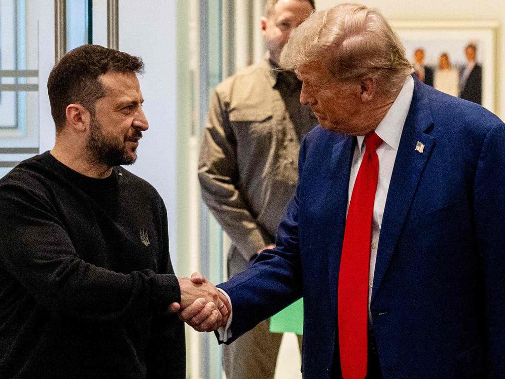 NEW YORK, NEW YORK - SEPTEMBER 27: (L-R) Ukrainian President Volodymyr Zelensky and Republican presidential nominee, former U.S. President Donald Trump, shake hands during a meeting on September 27, 2024 in New York City. The meeting coincides with President Zelensky's visit to New York for the United Nations General Assembly.   Alex Kent/Getty Images/AFP (Photo by Alex Kent / GETTY IMAGES NORTH AMERICA / Getty Images via AFP)