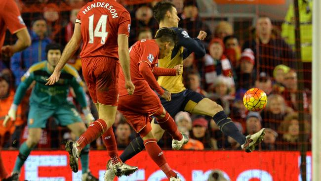 Liverpool's Brazilian midfielder Roberto Firmino (C) scores his second goal during the English Premier League football match between Liverpool and Arsenal at Anfield stadium in Liverpool, north-west England on January 13, 2016. AFP PHOTO / PAUL ELLIS RESTRICTED TO EDITORIAL USE. NO USE WITH UNAUTHORIZED AUDIO, VIDEO, DATA, FIXTURE LISTS, CLUB/LEAGUE LOGOS OR 'LIVE' SERVICES. ONLINE IN-MATCH USE LIMITED TO 75 IMAGES, NO VIDEO EMULATION. NO USE IN BETTING, GAMES OR SINGLE CLUB/LEAGUE/PLAYER PUBLICATIONS.