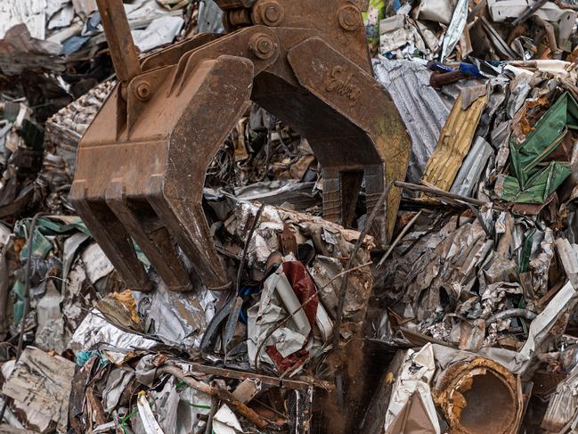 First crushing of significant metal waste extracted from landfill as part of City of Darwin's new contract with Veolia.Picture: Che Chorley