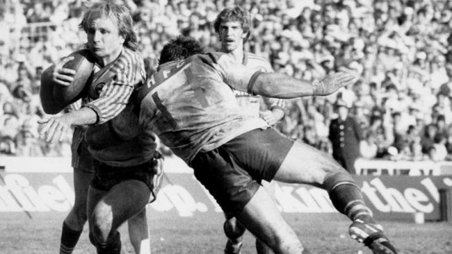 Peter Sterling attempts to evade a tackle by Peter Kelly during the 1984 grand final between the Bulldogs and Eels at the SCG.