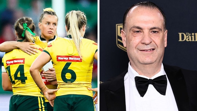 Pictured Jillaroos left and Peter V'landys right. Image: Getty