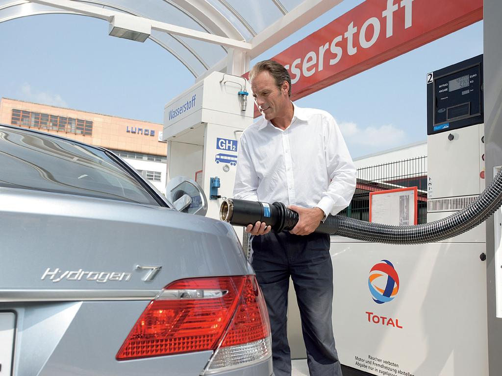 A motorist refuels a BMW Hydrogen 7.