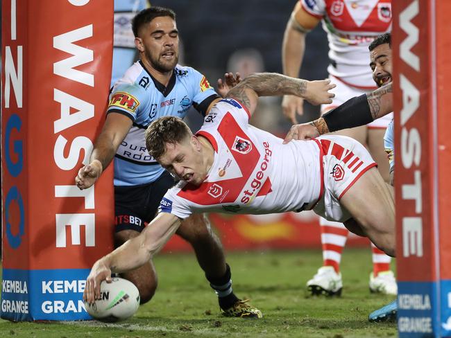 Cameron McInnes reaches out to score a try for the Dragons. Picture: AAP Image/Brendon Thorne