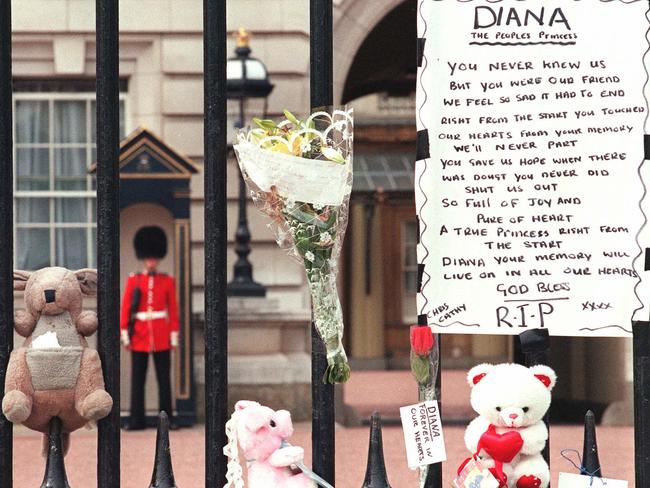 Tributes along the gates of Buckingham Palace. Picture: Joel Saget/AFP