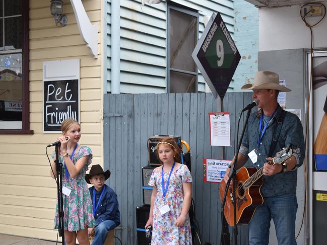 The Sloan Family Band spinning tunes at the Apple and Grape Festival 2024