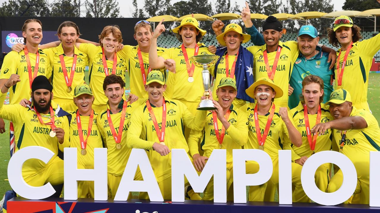 ऑस्ट्रेलिया ने ICC U19 पुरुष क्रिकेट विश्व कप ट्रॉफी जीती।  फोटो ली वॉरेन/गैलो इमेजेज/गेटी इमेजेज द्वारा