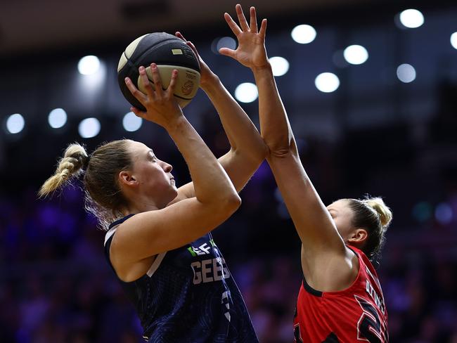 GEELONG, AUSTRALIA - JANUARY 12: Alex Sharp of Geelong United shoots against Amy Atwell of Perth Lynx during the round 11 WNBL match between Geelong United and Perth Lynx at The Geelong Arena, on January 12, 2025, in Geelong, Australia. (Photo by Mike Owen/Getty Images)