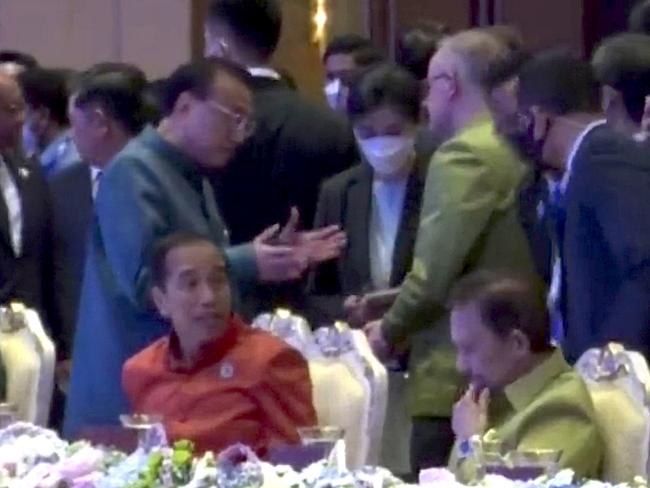 Li Keqiang and Prime Minister Anthony Albanese hold a short informal discussion at the ASEAN gala dinner in Cambodia in 2022. Picture: TVK