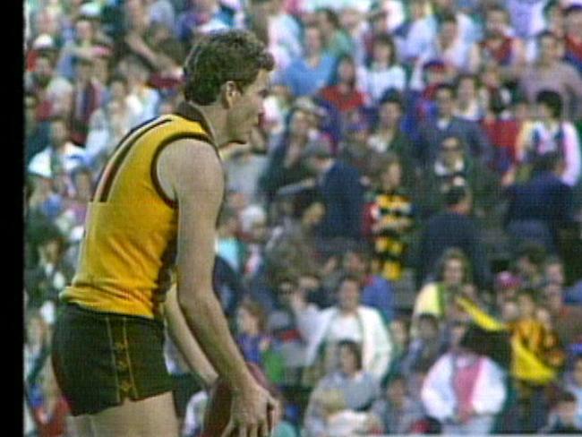 Hawthorn's Gary Buckenara lines up for goal in 1987.