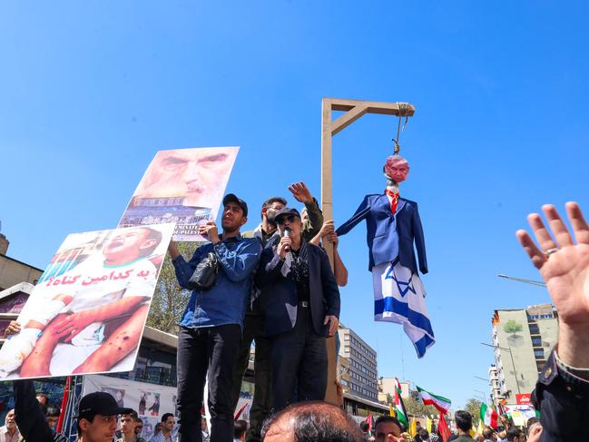 Demonstrators hang an effigy of Benjamin Netanyahu. Picture: AFP.